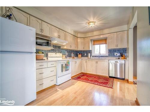 17 Reid Crescent, Collingwood, ON - Indoor Photo Showing Kitchen