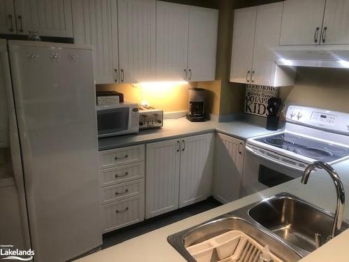 21-146 Settlers Way, The Blue Mountains, ON - Indoor Photo Showing Kitchen With Double Sink