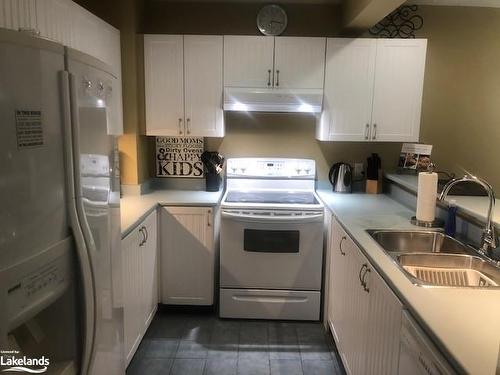 21-146 Settlers Way, The Blue Mountains, ON - Indoor Photo Showing Kitchen With Double Sink