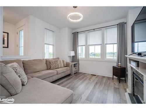 30 Samantha Lane, Midland, ON - Indoor Photo Showing Living Room