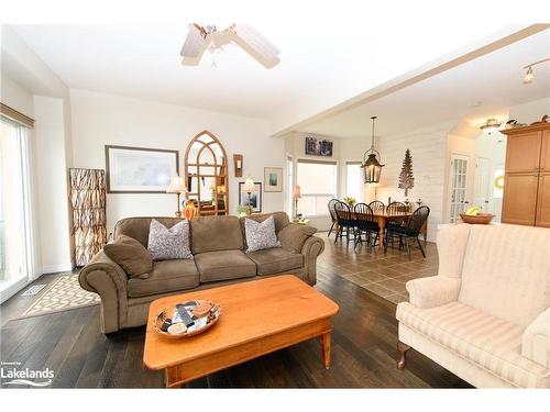 310 Holden Street, Collingwood, ON - Indoor Photo Showing Living Room