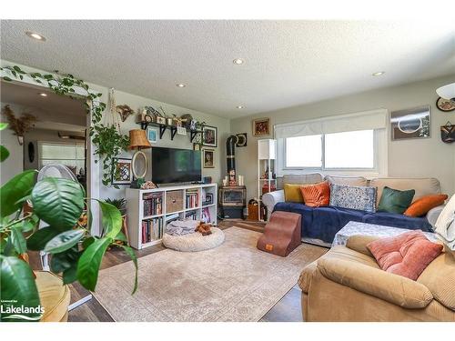 30 64Th Street N, Wasaga Beach, ON - Indoor Photo Showing Living Room