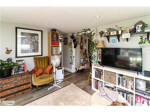 30 64Th Street N, Wasaga Beach, ON - Indoor Photo Showing Living Room