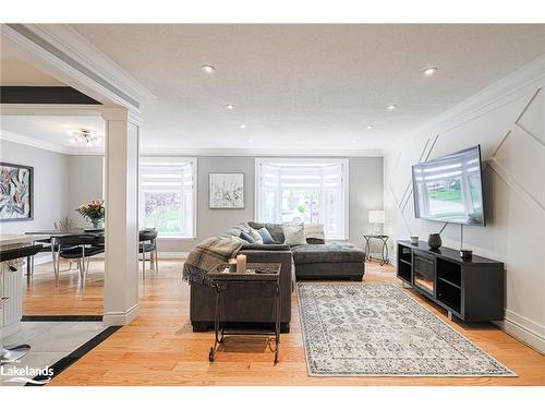 1765 Pickmere Court, Mississauga, ON - Indoor Photo Showing Living Room