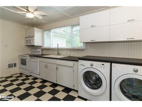 258 Hunters Bay Drive, Huntsville, ON - Indoor Photo Showing Laundry Room