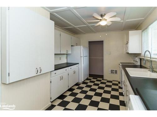 258 Hunters Bay Drive, Huntsville, ON - Indoor Photo Showing Kitchen