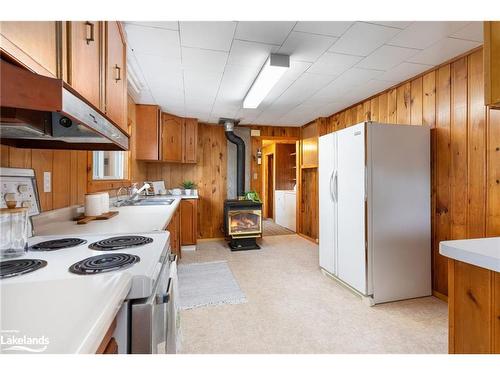 1488 South Waseosa Lake Road, Huntsville, ON - Indoor Photo Showing Kitchen