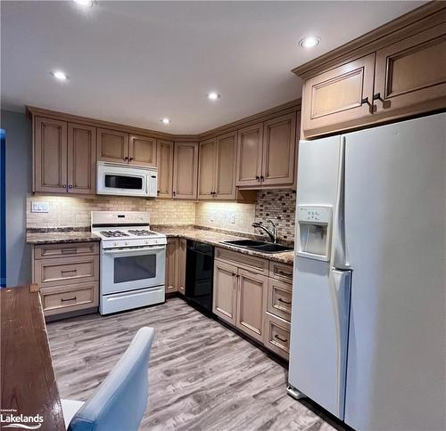 21-891 River Road W, Wasaga Beach, ON - Indoor Photo Showing Kitchen With Double Sink