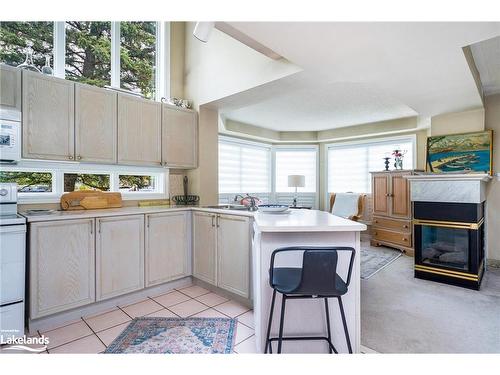 166 Fairway Crescent, Collingwood, ON - Indoor Photo Showing Kitchen