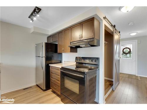 34 Monarchy Street, Barrie, ON - Indoor Photo Showing Kitchen