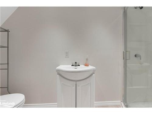 34 Monarchy Street, Barrie, ON - Indoor Photo Showing Bathroom