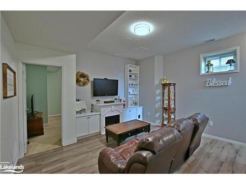 187 Dyer Drive, Wasaga Beach, ON - Indoor Photo Showing Living Room
