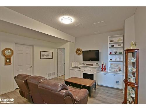 187 Dyer Drive, Wasaga Beach, ON - Indoor Photo Showing Living Room
