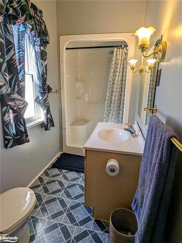 565 Yonge Street, Midland, ON - Indoor Photo Showing Bathroom
