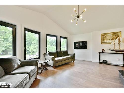 26 Glen Cedar Drive, Tiny, ON - Indoor Photo Showing Living Room