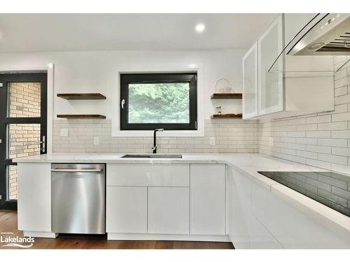 26 Glen Cedar Drive, Tiny, ON - Indoor Photo Showing Kitchen With Upgraded Kitchen