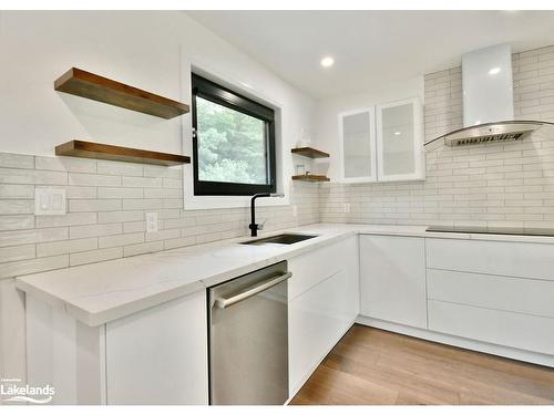 26 Glen Cedar Drive, Tiny, ON - Indoor Photo Showing Kitchen With Upgraded Kitchen