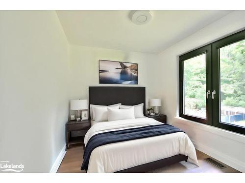 26 Glen Cedar Drive, Tiny, ON - Indoor Photo Showing Bedroom