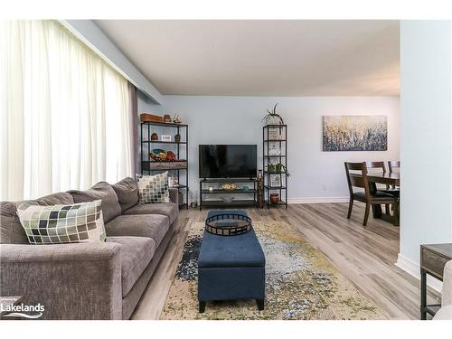 1007 Glen Mhor Crescent, Midland, ON - Indoor Photo Showing Living Room