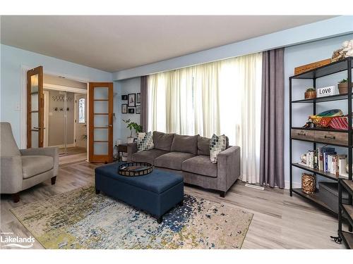 1007 Glen Mhor Crescent, Midland, ON - Indoor Photo Showing Living Room