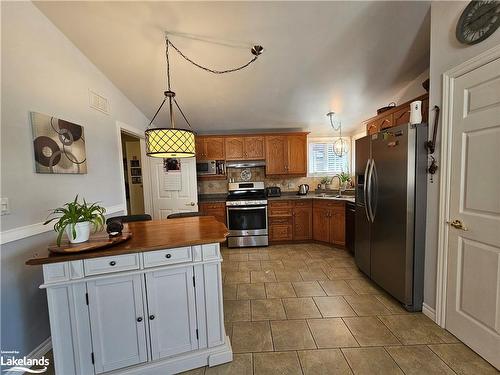 60 Pennsylvania Avenue, Wasaga Beach, ON - Indoor Photo Showing Kitchen