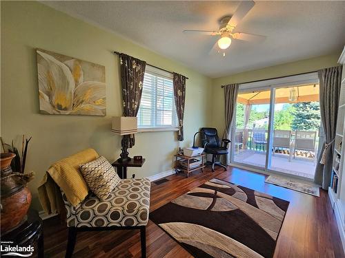 60 Pennsylvania Avenue, Wasaga Beach, ON - Indoor Photo Showing Living Room