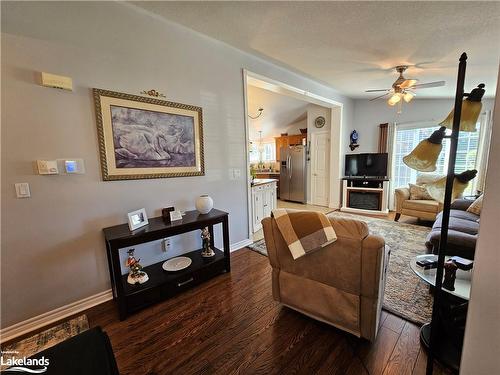 60 Pennsylvania Avenue, Wasaga Beach, ON - Indoor Photo Showing Living Room