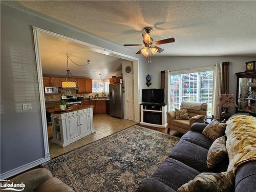 60 Pennsylvania Avenue, Wasaga Beach, ON - Indoor Photo Showing Living Room