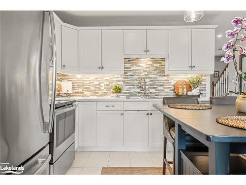 209 Hutchinson Drive, Alliston, ON - Indoor Photo Showing Kitchen With Upgraded Kitchen