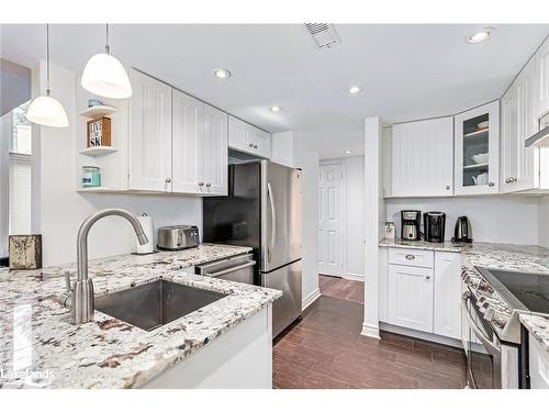 108-110 Fairway Court, The Blue Mountains, ON - Indoor Photo Showing Kitchen With Upgraded Kitchen