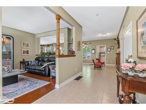 78 28Th Street N, Wasaga Beach, ON - Indoor Photo Showing Living Room