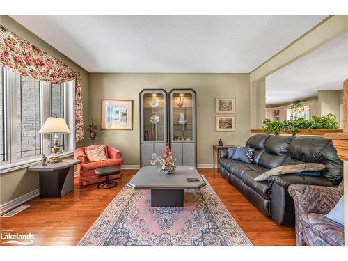 78 28Th Street N, Wasaga Beach, ON - Indoor Photo Showing Living Room