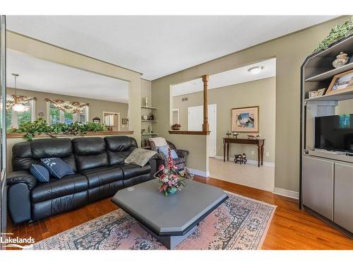 78 28Th Street N, Wasaga Beach, ON - Indoor Photo Showing Living Room