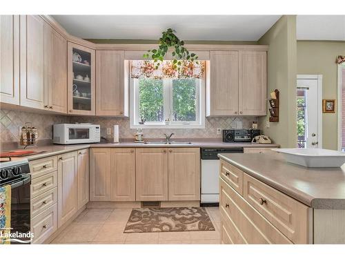 78 28Th Street N, Wasaga Beach, ON - Indoor Photo Showing Kitchen With Double Sink