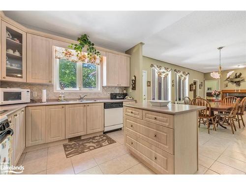 78 28Th Street N, Wasaga Beach, ON - Indoor Photo Showing Kitchen