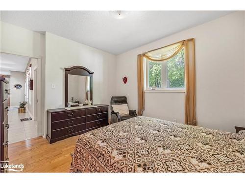 78 28Th Street N, Wasaga Beach, ON - Indoor Photo Showing Bedroom