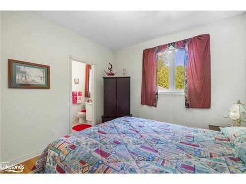 78 28Th Street N, Wasaga Beach, ON - Indoor Photo Showing Bedroom