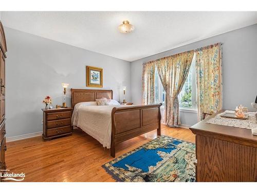 78 28Th Street N, Wasaga Beach, ON - Indoor Photo Showing Bedroom