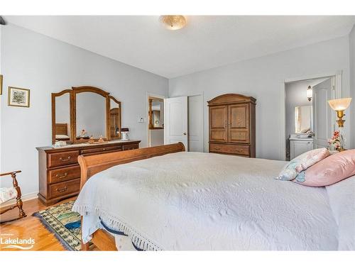 78 28Th Street N, Wasaga Beach, ON - Indoor Photo Showing Bedroom