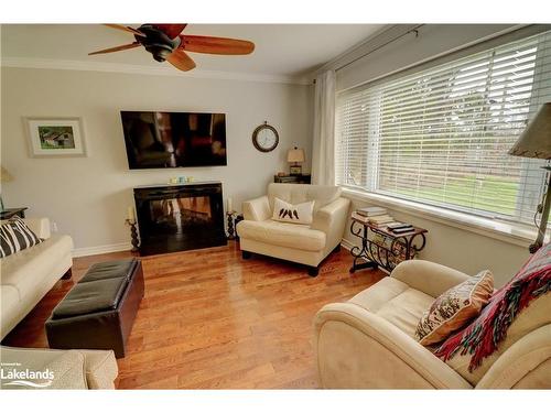 433 North Mary Lake Road, Huntsville, ON - Indoor Photo Showing Living Room