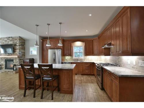 37 Wesley Avenue, Wasaga Beach, ON - Indoor Photo Showing Kitchen With Stainless Steel Kitchen With Double Sink With Upgraded Kitchen