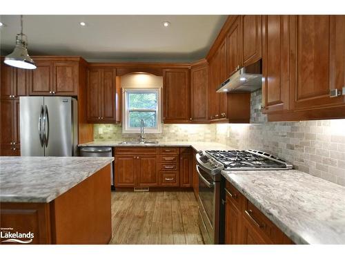 37 Wesley Avenue, Wasaga Beach, ON - Indoor Photo Showing Kitchen With Double Sink With Upgraded Kitchen