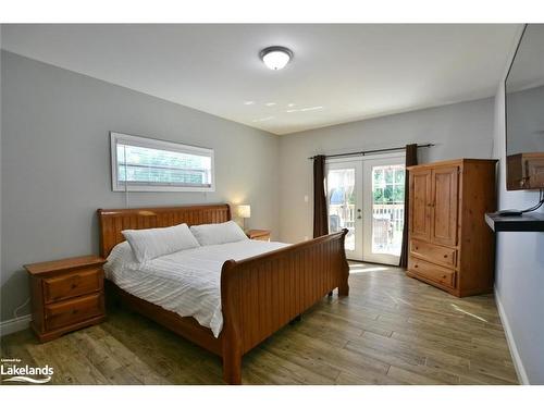 37 Wesley Avenue, Wasaga Beach, ON - Indoor Photo Showing Bedroom