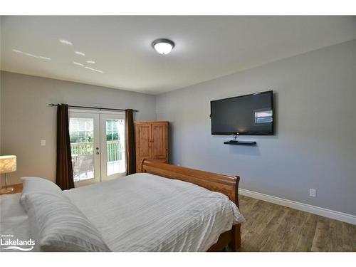 37 Wesley Avenue, Wasaga Beach, ON - Indoor Photo Showing Bedroom