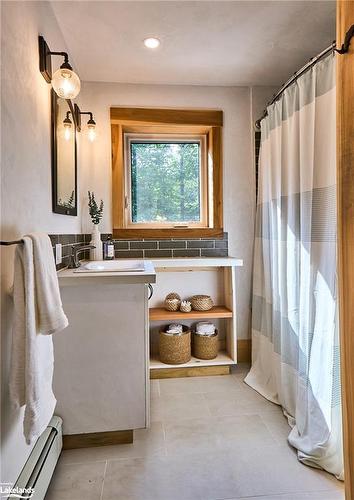 979 Hutcheson Road, Huntsville, ON - Indoor Photo Showing Bathroom