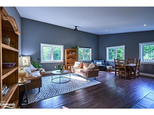 979 Hutcheson Road, Huntsville, ON - Indoor Photo Showing Living Room