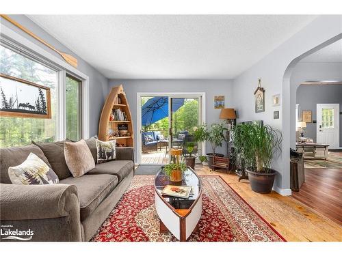 156 Lakeshore Drive, Sundridge, ON - Indoor Photo Showing Living Room