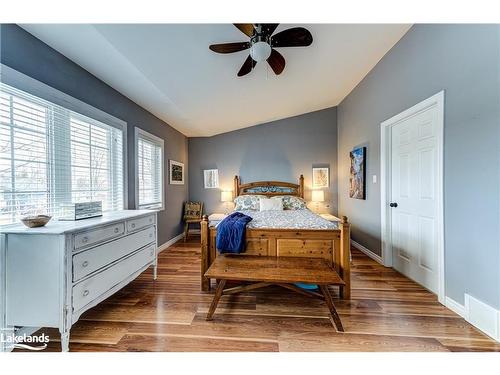 339 Robinson Road, Wasaga Beach, ON - Indoor Photo Showing Bedroom