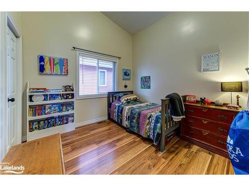 339 Robinson Road, Wasaga Beach, ON - Indoor Photo Showing Bedroom