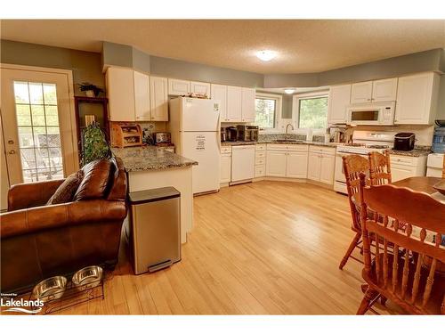 186 Lakewood Park Road, Huntsville, ON - Indoor Photo Showing Kitchen